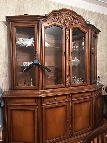 plastik dolabı: Klassik üslubda iri vitrin-bufet. - Material: massiv ağac və — 2
