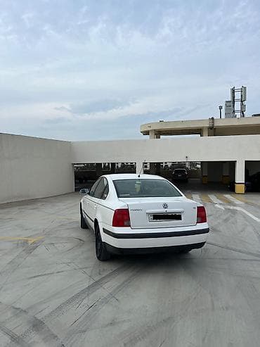 Volkswagen Passat: 1.8 l | 1998 il Sedan — 2