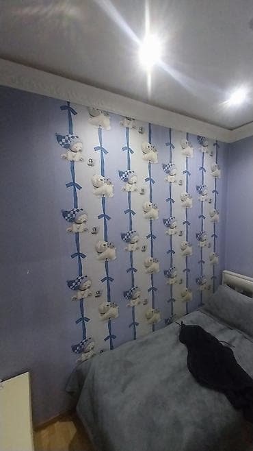 divar resimleri: Uşaq otağı üçün divar kağızı – mavi tonlarda, ayı balası və lent — 2