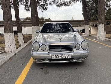 keys sat: Mercedes-Benz E-Class (W210) sedan, gümüşü rəng. - Kuzov: 4 qapılı — 6