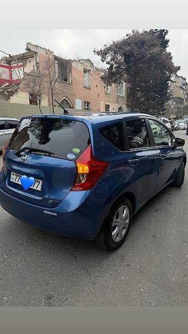 baqaj ustu: Nissan Note hatchback – mavi rəngdə, şəhər üçün kompakt və qənaətcil — 4