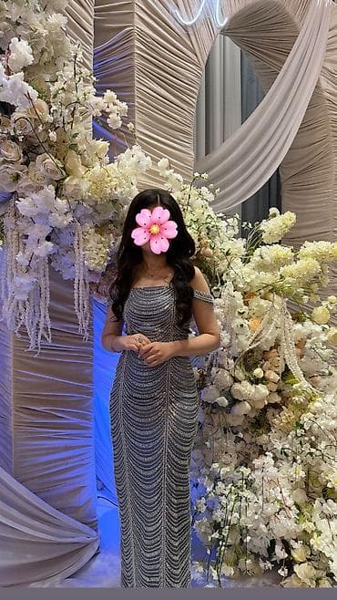 1dəfə geyinilib,S ölçü, Gümüşü rəngdə uzun ziyafət/libası