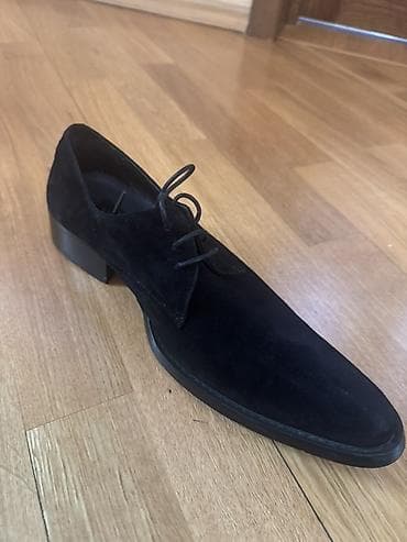 Ayaqqabılar: Klassik kişi ayaqqabısı – qara rəng, şnurla bağlanan model. - — 2