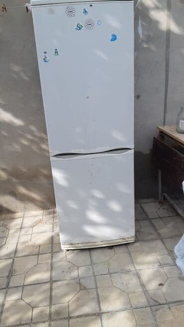 Ağ rəngdə iki qapılı soyuducu. Bu model yuxarıda dondurucu bölməsi və