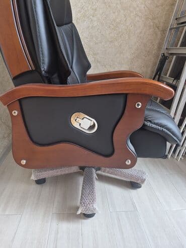 директорское кресло: Новый, С колесиками, Рукояти не регулируются, Кожзаменитель — 4