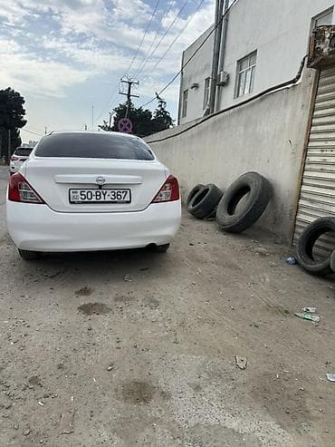 on suse: Nissan Sunny sedan – ağ rəng, 4 qapı, arxa baqaj spoyleri ilə. Praktik — 6