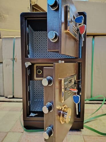 pul yığmaq üçün kassa: Qəhvəyi rəngli, iki bölməli seyf. Hər bölmənin öz elektron kilidi və — 3