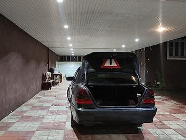 2107 qara: Mercedes-Benz C-Sinif sedan Xüsusiyyətlər: - Kuzov: 4 qapılı sedan — 7