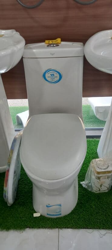 Ağ rəngdə, "SarmadCeram" markalı tualet. Tualetin üst hissəsində sifon