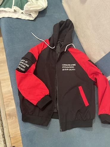 parça şalvar: Qara-qırmızı rəngli kapüşonlu yüngül kurtka. Ön hissədə tam fermuar — 1