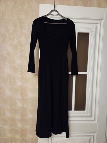 Qara uzun don - Rəng: tam qara - Model: uzun, axıcı ətəkli - Yaxa