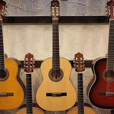 Klassik gitara Admira Flamenco Üst: Şam ağacı Qol: Mahogany — 1