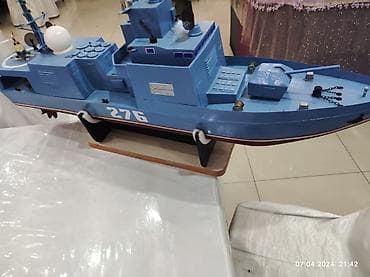 saat audemars piguet: Mavi rəngdə, taxtadan hazırlanmış gəmi modeli. Modelin üzərində — 5