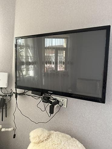 samsung tv 82 ekran: Samsung LED televizor, divara montajlı. - Təxmini diaqonal: 102 düym — 2