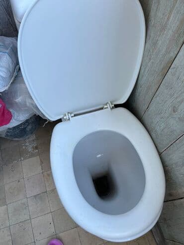 Duş şlanqları: Ağ rəngli, keramik gövdəli unitaz-komplekt. Xüsusiyyətlər: - Üstdən — 2