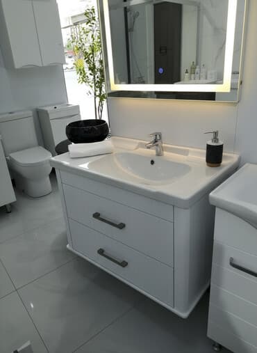 мойдодыр для ванной: Ağ rəngli, keramik Çanaq ilə təchiz edilmiş bu vanna otağı dolabı — 1