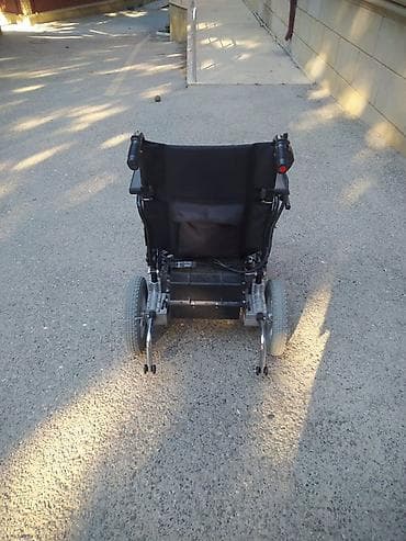 Tibbi maskalar: Elektrikli əlil arabası - İdarəetmə: Sağ qolda yerləşən joystick — 2