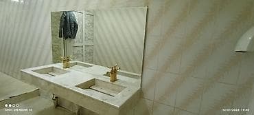Mərmər teksturalı süni daşdan (akril/kuarz səth) hazırlanmış hamam