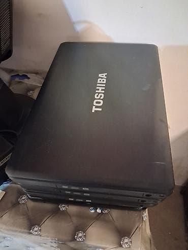 ucuz playstation: 4 ədəd sadə noutbuk və 3 ədəd 17 lik monitor .noutbukların hamısı — 2