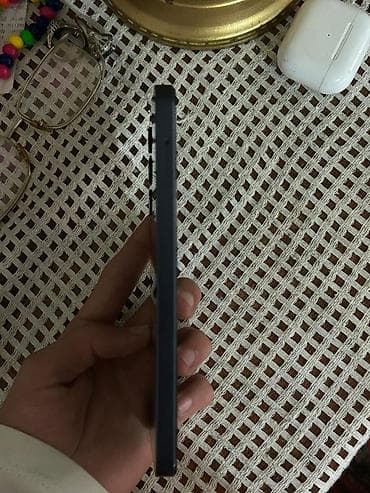 irşad electronics telefonlar: Mavi rəngdə smartfon - Arxa tərəfdə ayrı-ayrı yerləşdirilmiş 3 — 4