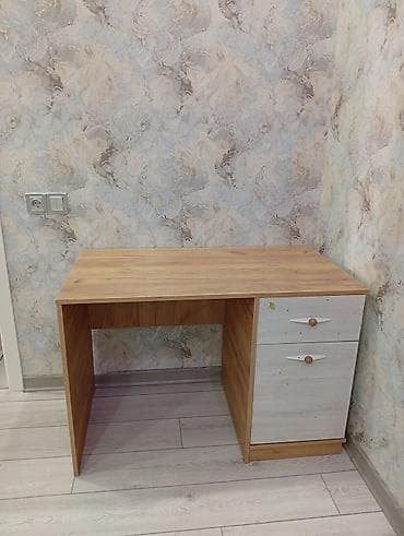 otag gapisi: Oğlan və qız üçün, Yazı masası — 2