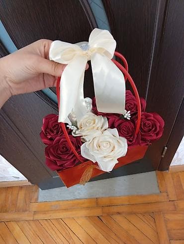 qebir ustu guller: Dekorativ gül kompozisiyası – qırmızı və krem rəngli güllərdən ibarət — 1