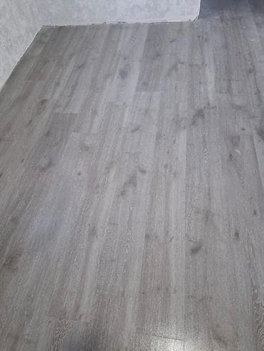 Boz tonlarda, ağac teksturasını real şəkildə əks etdirən laminat — 1