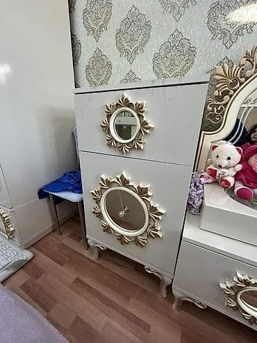 komotlar: Komod — 2