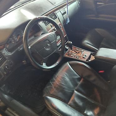 kia ceed ekran: Mercedes-Benz E-Sinif (W210) sedan - Kuzov: qara rəng, 4 qapı, geniş — 4