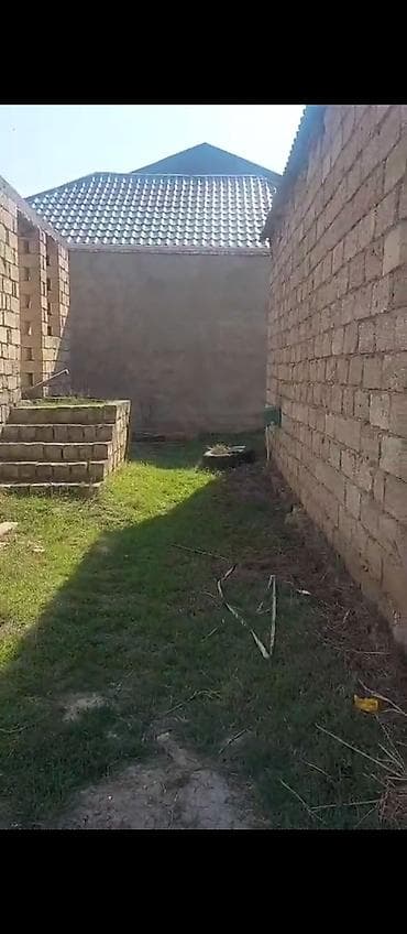 ag seherde ev satilir: Satışa təqdim olunur: həyətyanı sahəsi olan yarımçıq tikili.2 şotun — 1