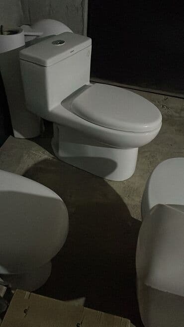 divar sticker: Şüşə kölgəli, şirli metal əsaslı, dekorativ qızılı detallı bir divar — 14