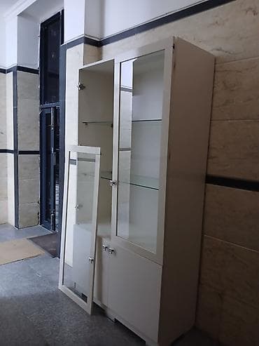 Şüşəli dolab vitrini