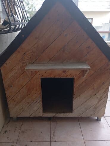 Taxta it evi - Material: qalın taxta lövhələrdən yığma karkas, üst