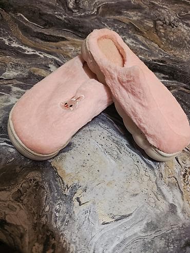 buta xoncalari: Yumşaq materialdan hazırlanmış çəhrayı-mərcan rəngli qadın otaq — 3