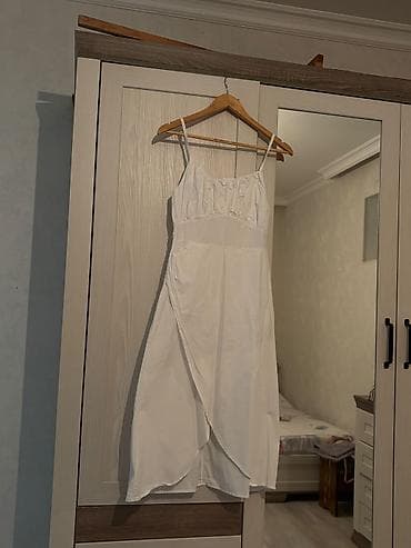 ag sarocka: Ağ rəngli qadın paltarı - Stil: Zərif və minimal dizayn - Model — 1