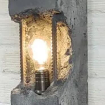 Beton korpuslu, abstrakt dizaynlı masa lampası. Daxili işıqlandırma