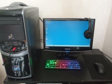 Masaüstü kompüterlər və iş stansiyaları: Samsung monitoru, qara rəngli klaviaturası, siçanı və qulaqlıqları ilə — 1