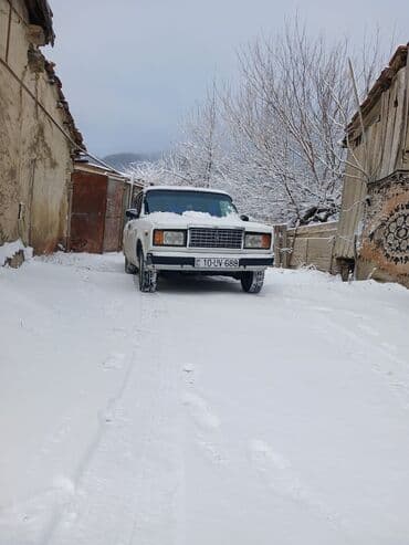 ваз 2107 в рассрочку: Ağ rəngli, dördqapılı VAZ-2107 sedan avtomobili. Avtomobil klassik — 4