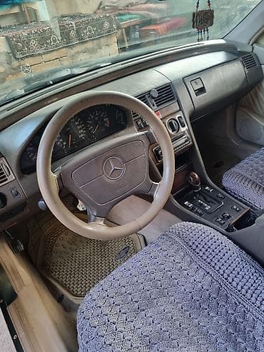 s stop: Mercedes-Benz 220: 2.2 l | 1994 il Sedan — 8