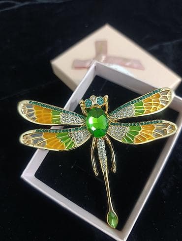Zümrüdü-yaşıl daşlı “yusufçuq” broşu - Dizayn: Yusufçuq formalı