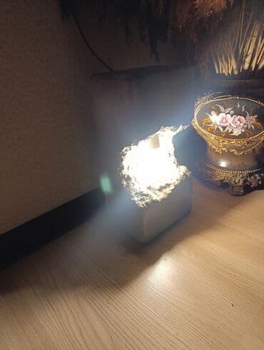 декор дерево: Beton korpuslu, abstrakt dizaynlı masa lampası. Daxili işıqlandırma — 3