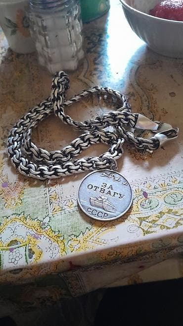 Kişi geyimləri: Gümüş rəngli zəncir və medalyon - Material: metal ərintisi, parlaq — 1