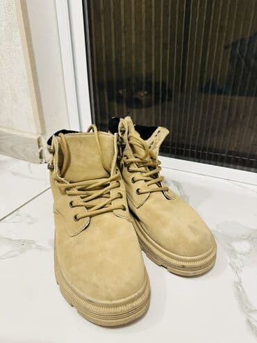 nabuk sapaskiler: Açıq bej rəngli uniseks botlar. Suya davamlı PVC materialdan — 2