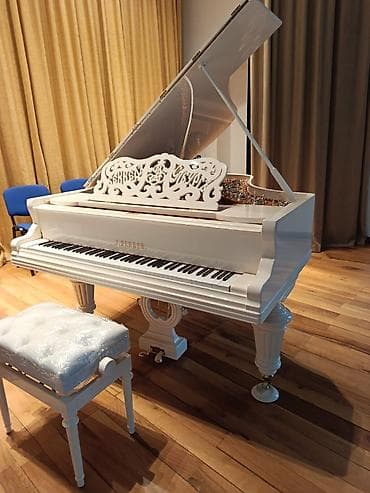 Ağ rəngli qrand pianino, klassik dizaynlı və zərif naxışlı musiqi