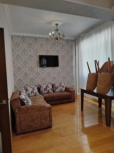 perde sederek: Tam mebellı və texnikalı mənzil - Geniş qonaq otağı: divar kağızı ilə — 1