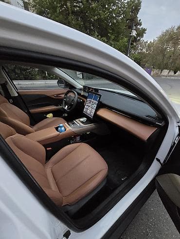 centra masin: Changan Qiyuan A05: 1.5 l | 2025 il 68500 km Sedan — 10