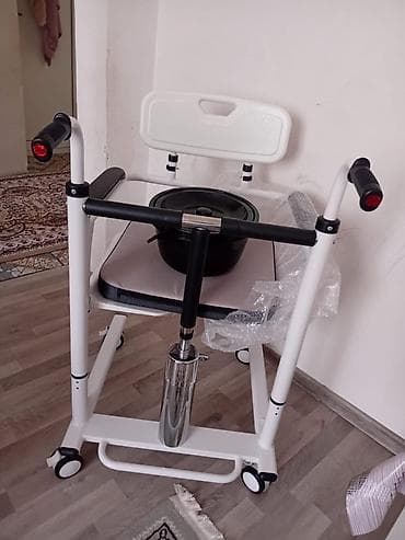 Унитазы для маломобильных людей: Tualet funksiyalı köçürmə kreslosu - Evdə, xəstəxanada və baxım — 4