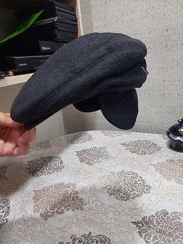 kepka papaqlar: Kişi/newsboy stili papaq – tünd boz rəngdə, klassik “flat cap” — 1