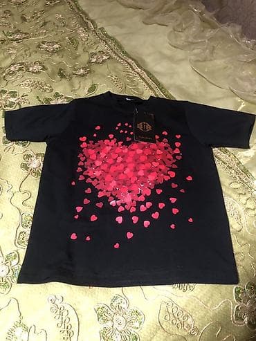 ecemi mall: Qara rəngli qısaqol köynək. Ön hissədə xırda qırmızı ürəklərdən — 1