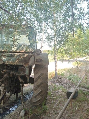 traktor altlıqlı qara qadın bosonojkaları: Kənd təsərrüfatı işləri üçün nəzərdə tutulmuş traktor. Geniş təkərlərə — 3